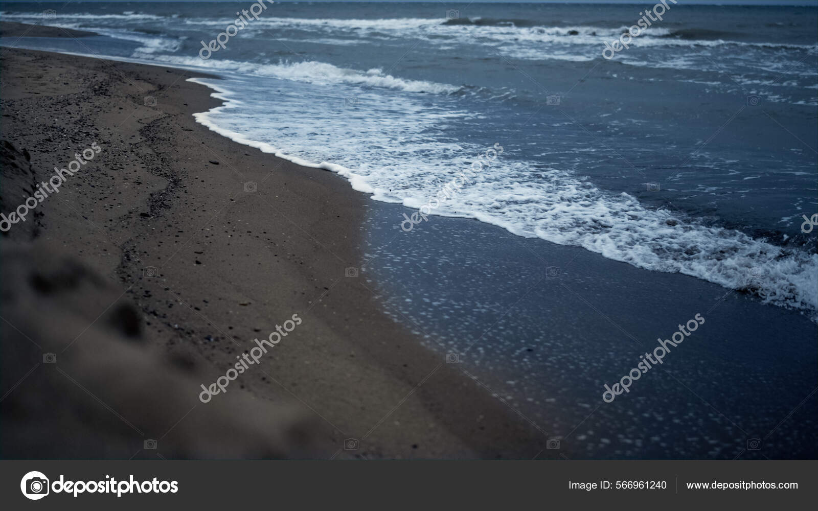 海滩波浪冲刷着沙滩海岸景观.蓝色海洋飞溅的海岸自然——图库图片© stockbusters #566961240, image size:1600x1000