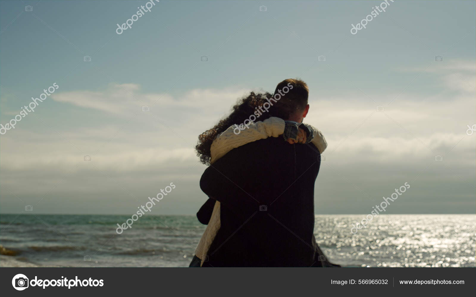 海のビーチを楽しむカップルを愛する 晴れた日に一緒に抱き合う幸せな人々 ストック写真 C Stockbusters