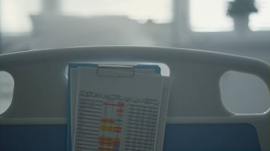 Yoğun bakım ünitesinde boş hastane yatakları. Modern sağlık hizmeti.