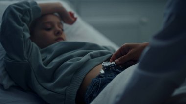 Klinikte yatan küçük bir hasta. Hastanede tıbbi muayene, yakın plan..