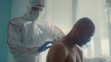 Klinikteki hasta hastayı muayene eden hekim.. 