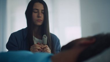 Karısı hasta hastayı hastanede ziyaret ediyor. Sevgili karıcığım baygın kocasının yanına otur.