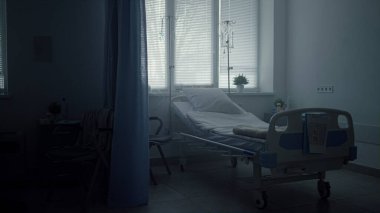 Kliniğin içi temiz yataklarla dolu. Tıbbi damlalar. Sakin ortam.