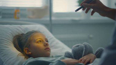 Doktor hastanede fener testi olan küçük bir hastayı muayene ediyor..