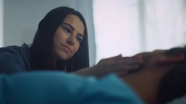 Hastanedeki ameliyattan sonra hastayı rahatlatan endişeli kadın..