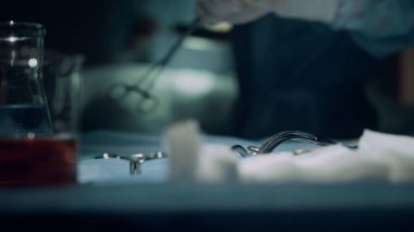 Koğuşta yakın cerrah elleri ameliyat ediyor. Bilinmeyen hemşire tıbbi gereçler verdi.