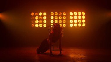 Seksi kız dans pistinde erotik hareketler yapıyor. Zayıf sarışın dans gösterisi.