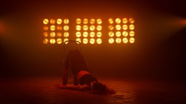 Kız jimnastik yapıyor, gece kulübünün yanında seksi dans ediyor..