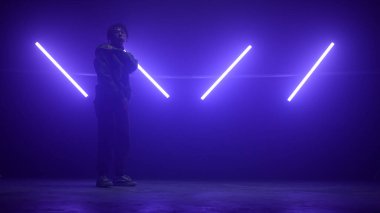 Gece kulübünün dans pistinde break dans numaraları yapan adam. B-boy hiphop yapıyor..