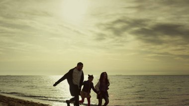 Deniz kıyısını yöneten ebeveynleri var. Küçük aile gün batımında sahilde yürümeyi sever..