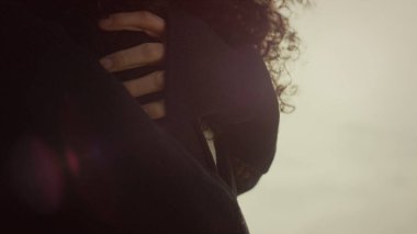 Güneşli bir günde birbirini kucaklayan insanları sevmek. Güzel çift doğaya sarılıyor..