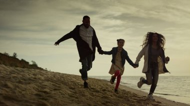 Akşamları sahilde aile oyunu oynuyoruz. İnsanlar doğayla eğleniyor..