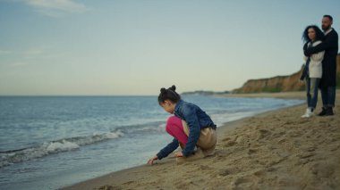 Genç bir aile deniz sahilinde birlikte tatil yapıyor. Tatil kavramı.