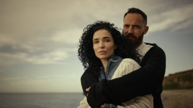 Sahilde tatil yapan çiftler. Aile gezisi, deniz doğası..