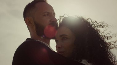 Romantik insanlar birbirine bakar. İki insan gün batımında rüzgarın esmesinden hoşlanır..