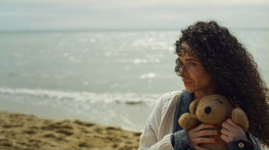 Sahilde dinlenen güzel bir bayan. İspanyol kadın dışarıda pelüş oyuncak oynuyor..