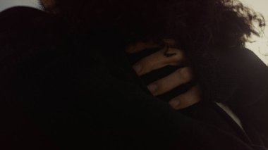 Etnik insanların elleri kucaklaşır. Günbatımında kucaklaşan romantik çift doğa gökyüzünde