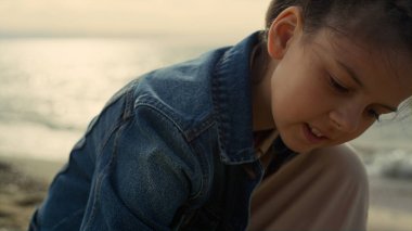 Mutlu çocuk yaz denizinde plajda oynuyor. Küçük kız tatilin tadını çıkarıyor..