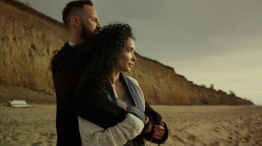 Romantik plajın tadını çıkaran bir çift. İnsanlar deniz manzarasında sarılmayı sever..