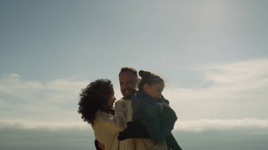 Güneşli plaj gününde aile birlikte eğleniyor. Mutlu insanlar eğleniyor..