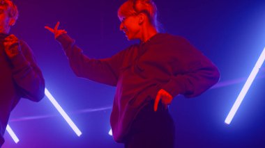 Kulüpte hiphop yapan iki serbest stil dansçısı. Dans eden çift çok enerjik..