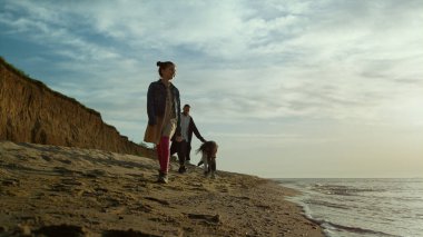 Deniz doğasında aile sevgisi plaj tatili. İnsanlar dışarıda rahatlar..