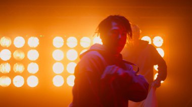 Yetenek yarışması için duygusal olarak dans eden havalı çocuklar. B-boys hip hop yapıyor..