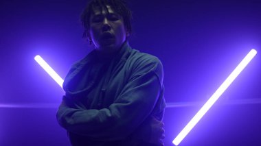 Yetenekli şarkıcı break dans gece kulübü ultraviyole ışığı. Siluet dansçısı