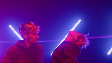 Modayı takip eden çift gece kulübünde dans ediyor. Havalı adamla dans eden kız..