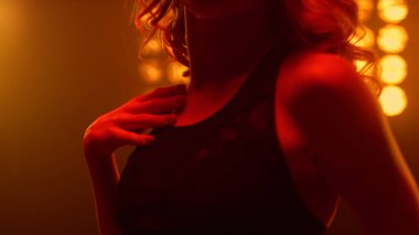 Bilinmeyen bir kadın erotik hareketler yapıyor. Sandalye striptiz kulübü kapansın..