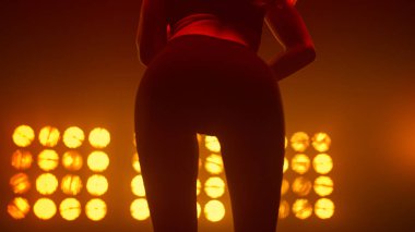 Sahnede poledans pratiği yapan güzel bir kadın. Seksi kız vücut dansı.