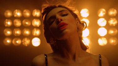 Sahnede baştan çıkaran seksi manken. Kameraya poz veren seksi sarışın kız..