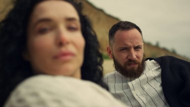 Deniz sahilinde çok ırklı bir çift var. İki aşık dışarıda yatmaktan hoşlanır..