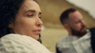 İspanyol kadın randevuya çıkmış gibi görünüyor. Barışçıl çift kumsalda dinleniyor..