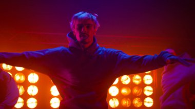 Ekip gece kulübünde serbest dans gösterisi yapıyor. Çevik adamlar aktif olarak dans ediyorlar..