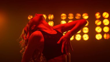 Dans şovunda portre kadın vücuda dokunuyor. Seksi kadın seksi dans ediyor..