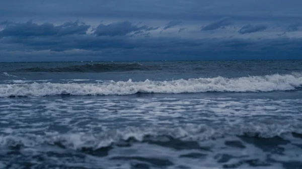 Ondas de tempestade batendo fundo paisagem. Oceano água trovão respingo costa linha — Fotografia de Stock