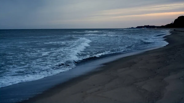 Pôr-do-sol ondas do mar bater bela praia de areia. Crepúsculo majestoso na paisagem oceânica — Fotografia de Stock