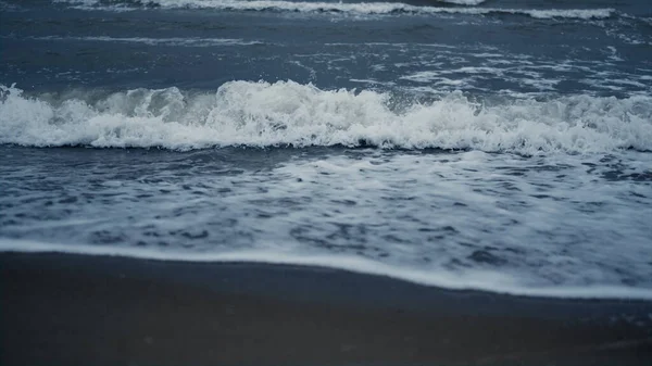 Onde schiuma spruzzi spiaggia in mare paesaggio di fondo. Superficie blu dell'acqua dell'oceano. — Foto Stock