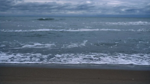 Morze fale crash plaża na ciemnym burzliwym tle morze wybrzeże krajobraz. — Zdjęcie stockowe