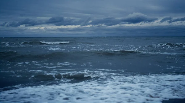 Mare tempestoso paesaggio schizzi sulla spiaggia orizzonte linea di sfondo. Concetto natura. — Foto Stock