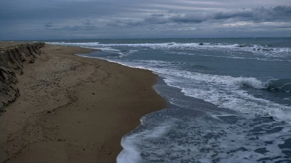 黄昏时美丽的海滨景色背景.海浪冲向岸边. — 图库照片