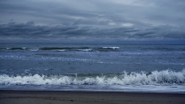 Błękitne fale rozbijające morze na ciemnym niebie. Potężny krajobraz oceanu natury. — Zdjęcie stockowe