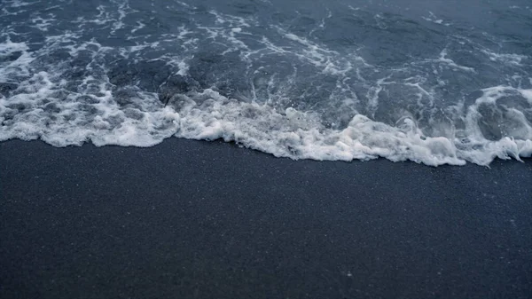 푸른 파도가 바다의 배경을 강타 한다. 바다 자연 쓰 나미 속에서 거품을 일으키는 물. — 스톡 사진
