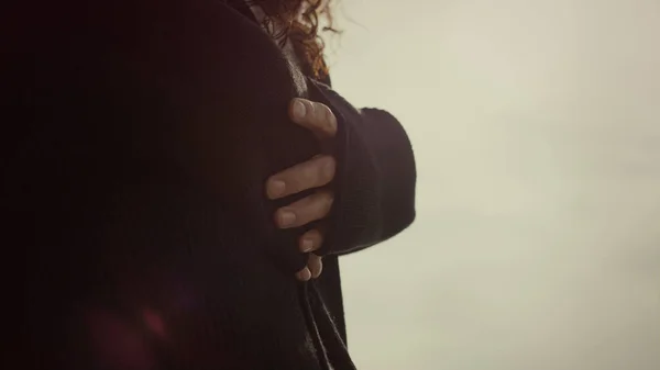 Parę rąk przytulających się na zewnątrz. Dwóch kochanków dotyka delikatnie ciała po zachodzie słońca. — Zdjęcie stockowe