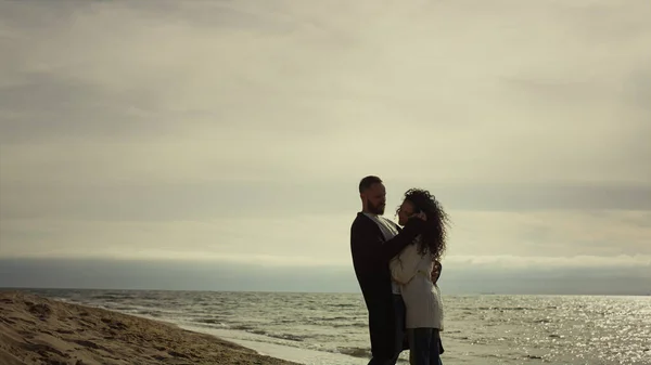 Para trzymająca się na morzu. Kochać ludzi przytulających się do siebie na wybrzeżu oceanu. — Zdjęcie stockowe