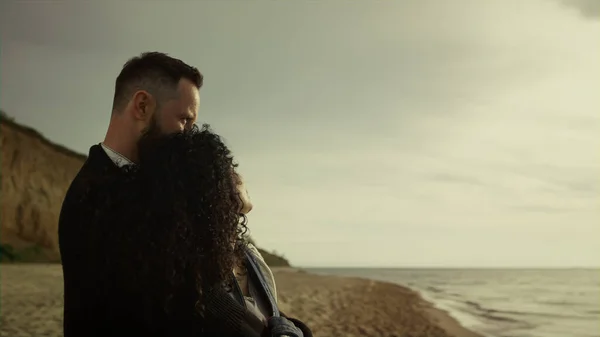Casal romântico abraçando juntos na praia do mar. Dois amantes desfrutando de data na costa — Fotografia de Stock