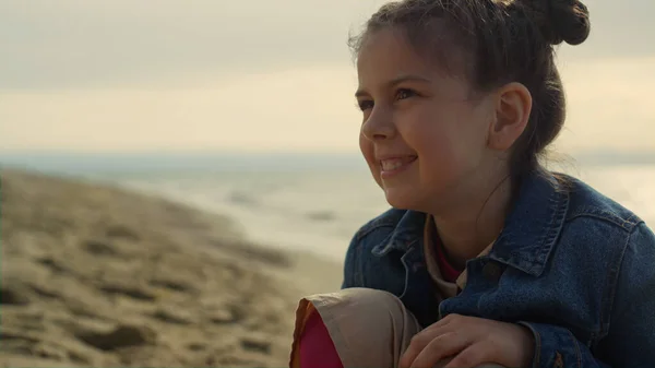 Radostné dítě, které se cítí šťastně na mořské pláži. Veselá dětská tvářička se usmívá na písku — Stock fotografie