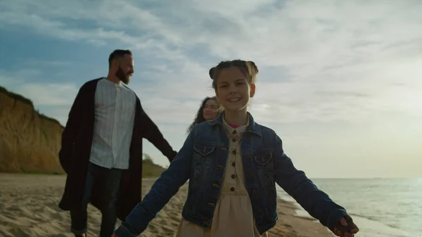 Родители девушка ходить побережье на восходе солнца морских волн. Семья отдыхает на океанском пляже. — стоковое фото
