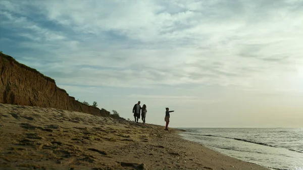親子で砂浜で波を楽しむ。家族の愛する海の海岸の休暇. — ストック写真